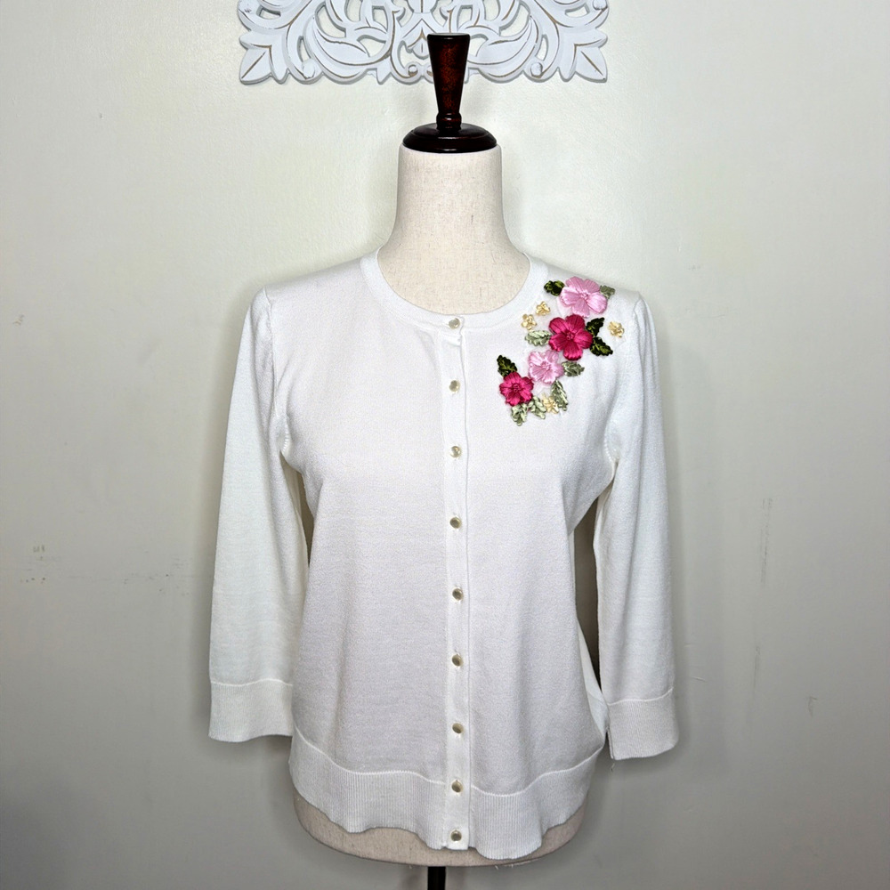 CABLE and GAUGE Women's Small CARDIGAN Sweater Button-up Applique Flowers WHITE